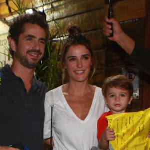 Rafa Brites e Felipe Andreoli posam com Rocco no aniversário de 1 ano de Bella, filha de José Loreto e Débora Nascimento