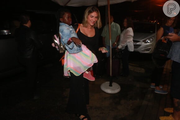 Giovanna Ewbank leva a filha, Títi, ao aniversário de 1 ano de Bella