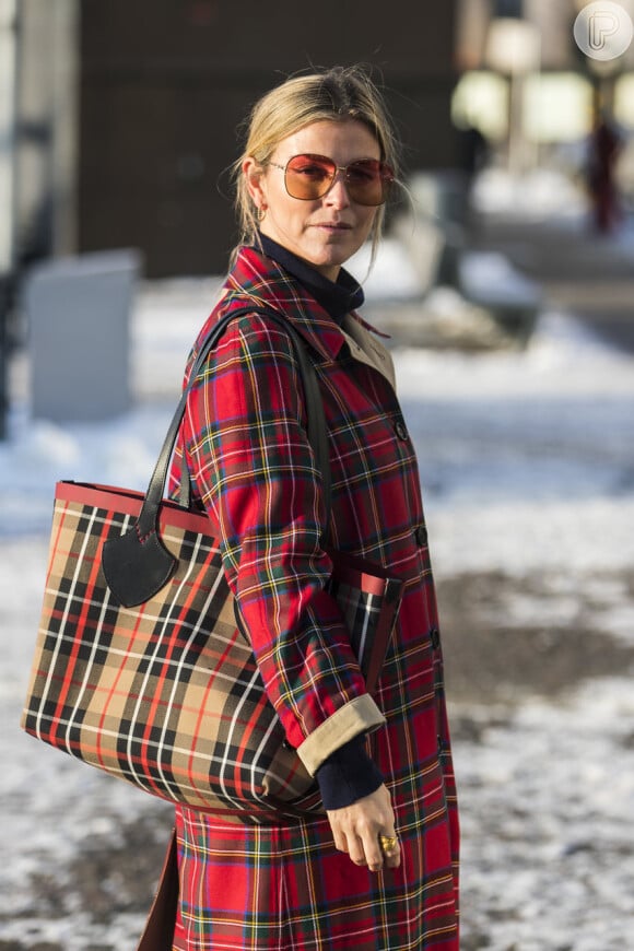Trench coat e bolsa com estampa xadrez: clássicos de inverno