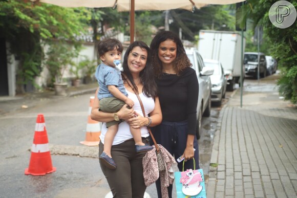 Aline Dias levou o filho, Bernardo, ao aniversário de Bella, filha de Débora Nascimento e José Loreto