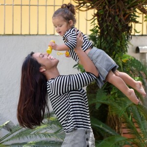 Yanna Lavigne e a filha, Madalena, usaram short saia xadrez com prega e blusa listrada de manga da Amaro