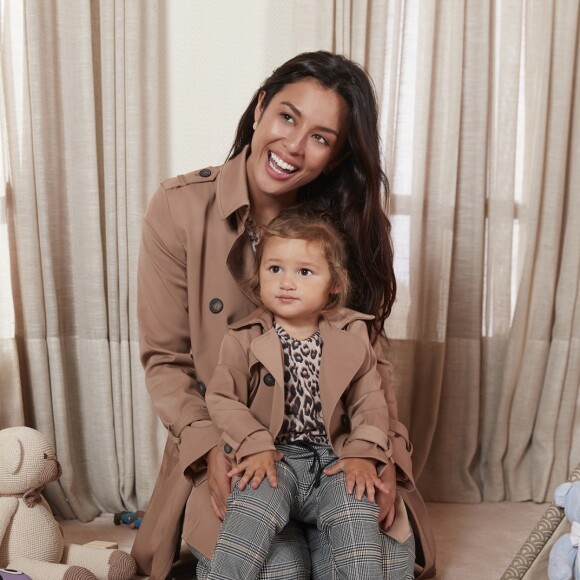 Yanna Lavigne e a filha, Madalena, posaram com trench coat breeze clássico e calça xadrez com elástico da Amaro