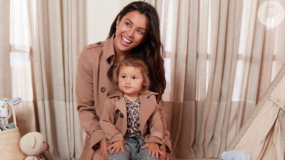 Yanna Lavigne e a filha, Madalena, combinaram look da Amaro em ensaio do Dia das Mães