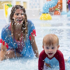 Karina Bacchi se encantou ao ver Enrico se divertindo nas piscinas infantis