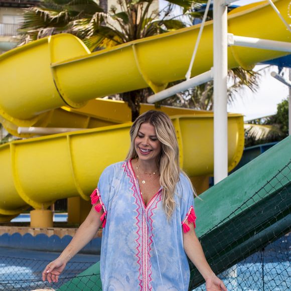 Karina Bacchi escolheu um look em cores parecidas com a do filho, Enrico