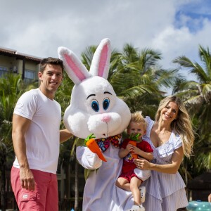 Karina Bacchi e Amaury Nunes contaram que adaptam a viagem ao herdeiro, Enrico