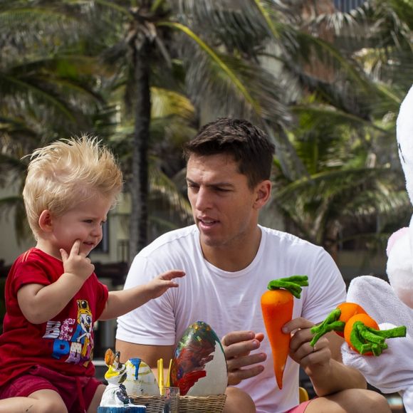 Karina Bacchi e Amaury Nunes ainda tiveram, acompanhados de Enrico, um encontro com o coelhinho da Páscoa