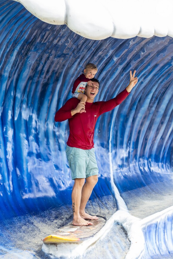 Amaury Nunes segura Enrico nas costas ao imitar pose de surfe