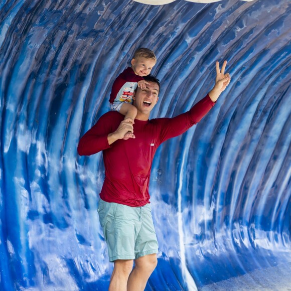 Amaury Nunes segura Enrico nas costas ao imitar pose de surfe