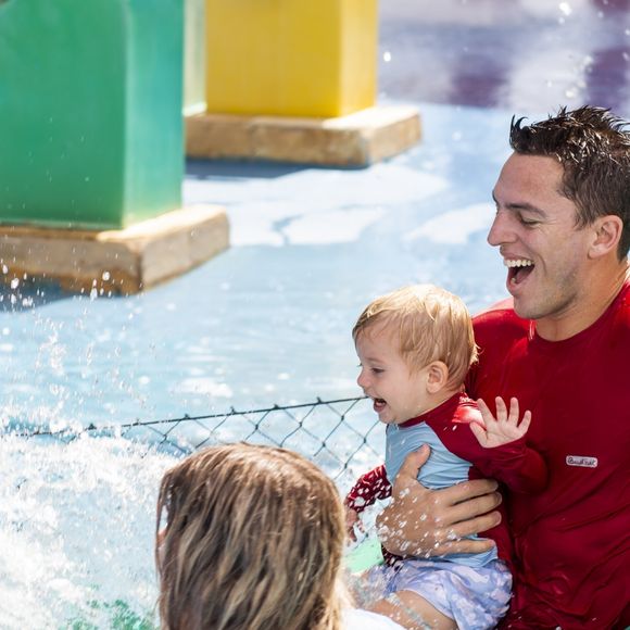 Amaury Nunes estava com um look parecido com o de Enrico