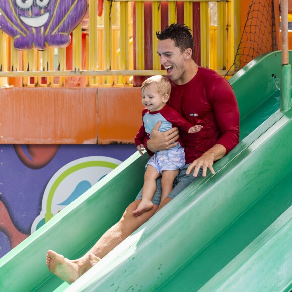 Amaury Nunes desceu com Enrico em escorrega em parque aquático
