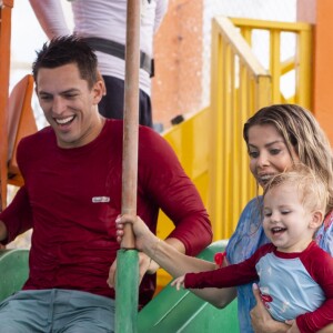 Karina Bacchi e Amaury Nunes desceram tobogã juntos com Enrico