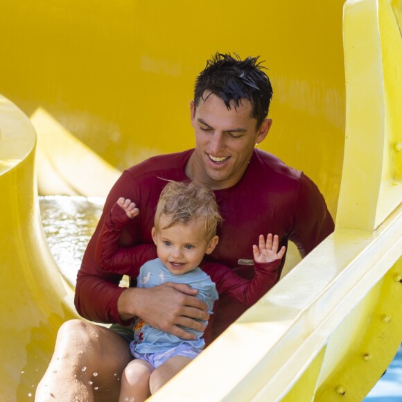 Karina Bacchi e Amaury Nunes protagonizaram momentos fofos com o pequeno Enrico