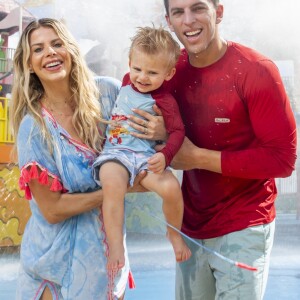 Karina Bacchi e Amaury Nunes posam em parque aquático com Enrico, de 1 ano e 9 meses