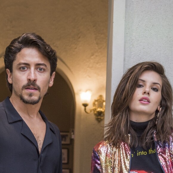 Look de Vanessa em 'Verão 90': uma das produções mais comentadas da atriz é a jaqueta holográfica com calça de couro e bota over knee. Garantia de sucesso com a bolsa vermelha