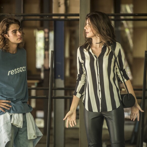 Look de Vanessa em 'Verão 90' tem listras e muito couro