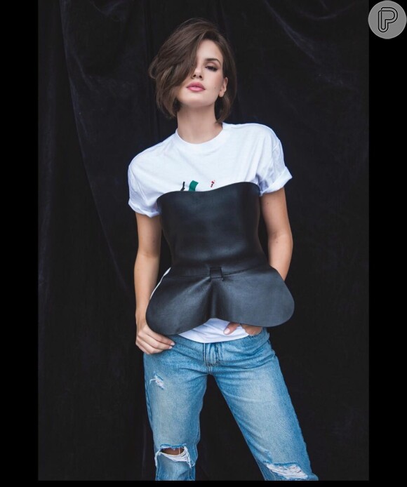 Outro look que Vanessa roubaria do closet de Camila Queiroz: sobreposições e mix de textura com o couro e jeans