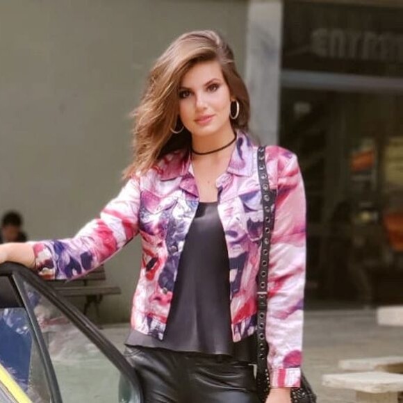 Look de Vanessa em 'Verão 90' tem sempre uma terceira peça na produção. O toque moderno fica por conta do mix de texturas no visual
