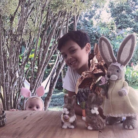 Eliana desejou uma boa páscoa aos seguidores com um clique dos filhos, Arthur e Manuela. A pequena parecia animada para a celebração e apostou até em orelhas de coelho, animal símbolo da festa, para posar ao lado do irmão.