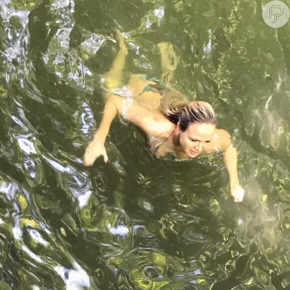 Eliana apareceu sem nenhuma maquiagem durante o banho de rio que tomou durante o sábado de aleluia (20). 'Lavando a alma', escreveu ela na legenda do clique, no Instagram. 