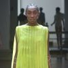 Lenny Niemeyer também apostou no verde-limão em vestidos de tecidos fluidos