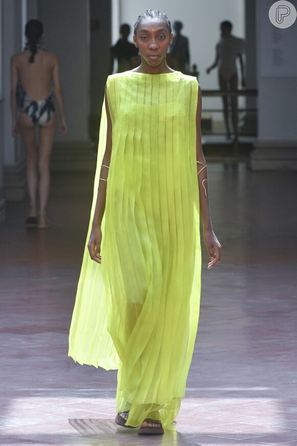 Lenny Niemeyer também apostou no verde-limão em vestidos de tecidos fluidos