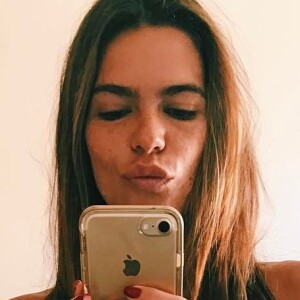 Mariana Goldfarb entregou seu amor por livros para os seguidores do Instagram.