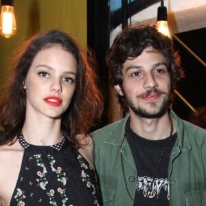 Laura Neiva e Chay Suede engataram o namoro em 2014, se separaram em 2016, reataram o mesmo ano, voltaram a se separar em 2018, ano em que reataram mais uma vez