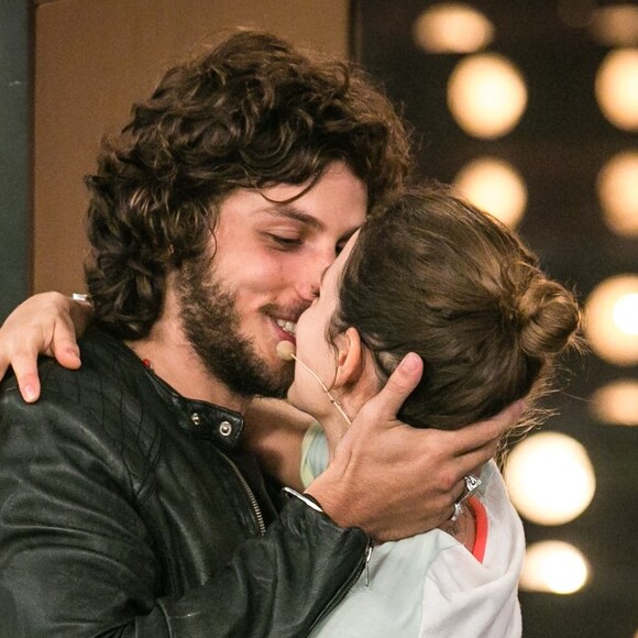 Chay Suede pediu Laura Neiva em casamento no palco do 'Amor & Sexo'