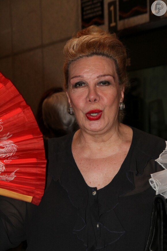 Rogéria posa na estreia para convidados do musical 'Cabaret', no Rio de Janeiro, em maio de 2012