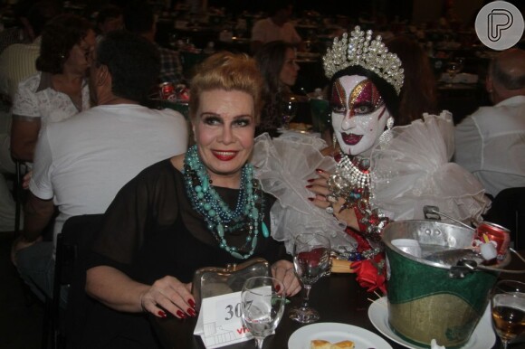 Rogéria e Isabelita dos Patins posam durante entrega do prêmio Estandarte de Ouro, do jornal 'O Globo', no Rio