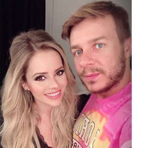 Sandy aparece de madeixas alongadas pelas mãos do hairdresser Thiago Fortes