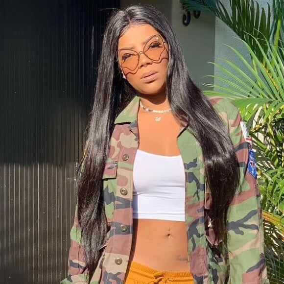 Ludmilla deixou barriga à mostra em look militar nesta sexta-feira, 26 de abril de 2019