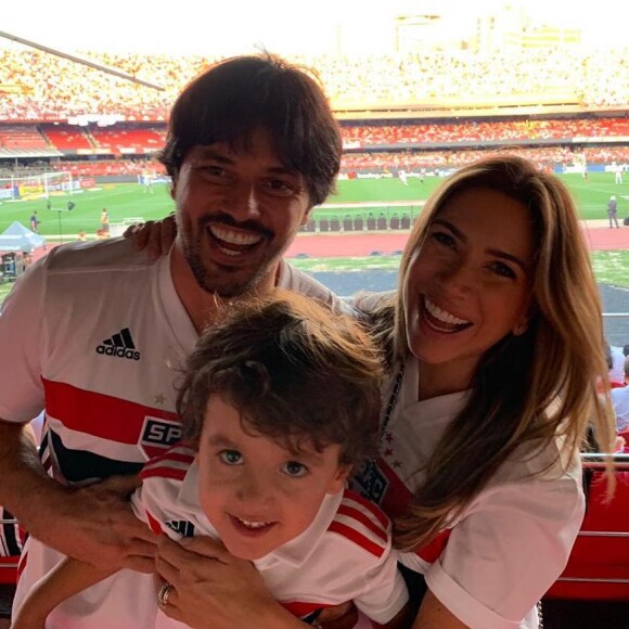 Patricia Abravanel posa com o marido, Fábio Faria, e o filho Pedro no Morumbi