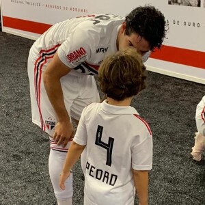 Filho mais velho de Patricia Abravanel, Pedro entrou no gramado de mãos dadas a Alexandre Pato