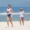 Antes de pegar sol, Grazi Massafera se exercitou na areia ao lado da amiga Anna Lima