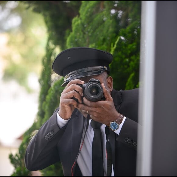 Ciro (Nando Cunha) flagra uma caixa chegando na casa de Pendleton (Dalton Vigh) na novela 'As Aventuras de Poliana'