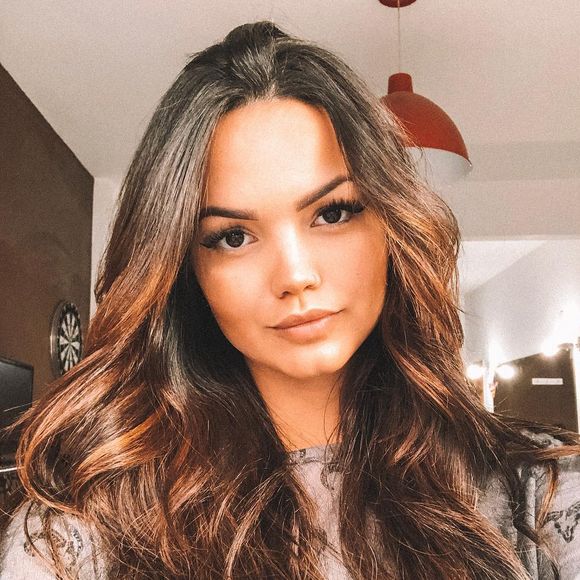 Filha de Kelly Key, Suzanna Freitas usou um visual dos anos 50 em festa de lançamento de Bianca Andrade