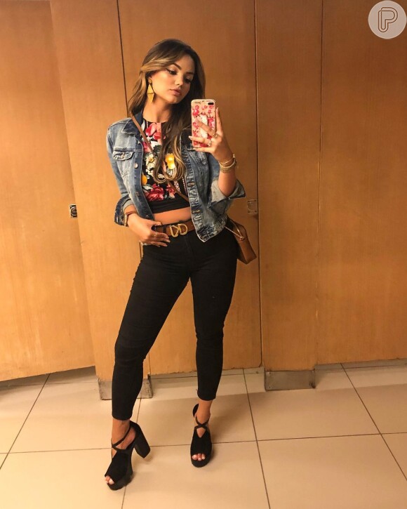 Filha de Kelly Key, Suzanna Freitas repetiu um short jeans de cintura alta em dias consecutivos
