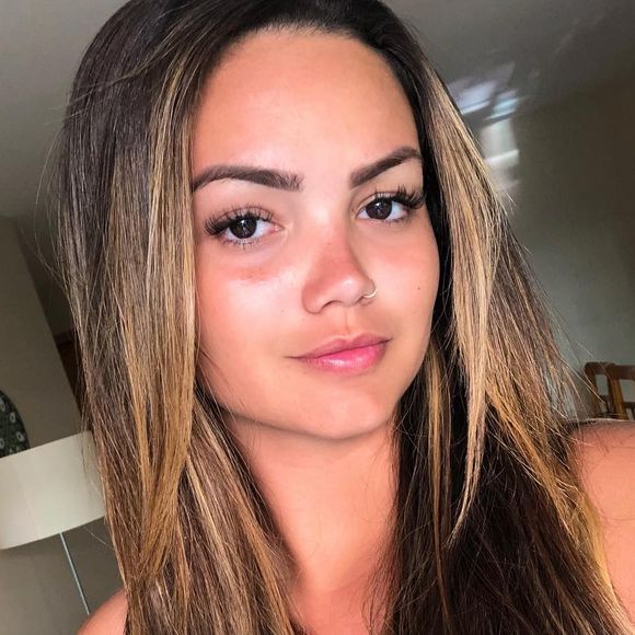 Filha de Kelly Key, Suzanna Freitas usou a mesma peça para ir à faculdade com uma pegada rocker