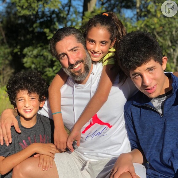 Marcos Mion sempre posta foto com filhos, Romeu Donatella e Stefano, na web