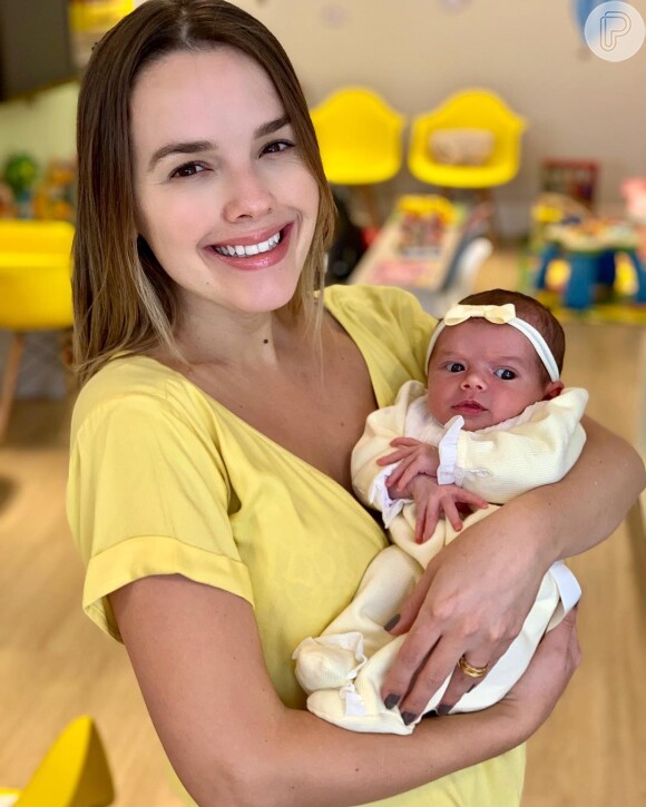 Thaeme combinou look com o da filha, Liz, de 13 dias, para ir ao médico com a bebê