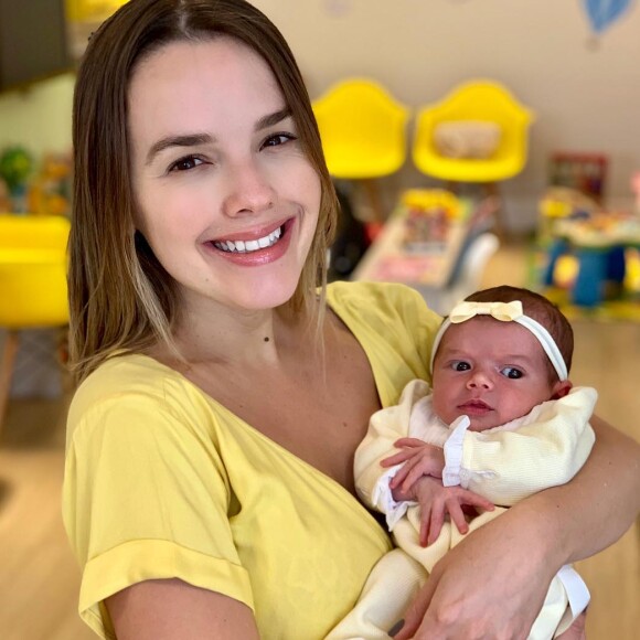 Thaeme combinou look com o da filha, Liz, de 13 dias, para ir ao médico com a bebê