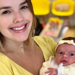 Thaeme e a filha, Liz, de 13 dias, usam amarelo em looks nesta sexta-feira, dia 03 de maio de 2019