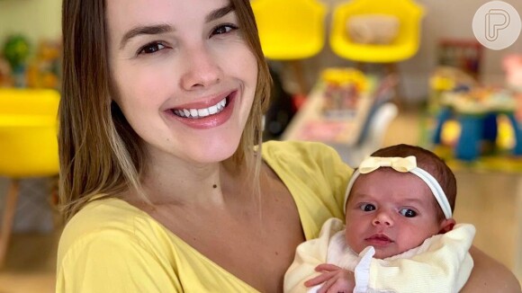 Thaeme e a filha, Liz, de 13 dias, usam amarelo em looks nesta sexta-feira, dia 03 de maio de 2019