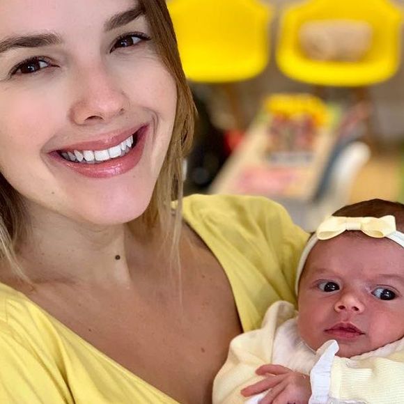 Thaeme e a filha, Liz, de 13 dias, usam amarelo em looks nesta sexta-feira, dia 03 de maio de 2019