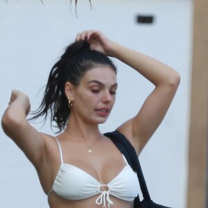 Isis Valverde e marido, André Resende, foram fotografados saindo de academia e indo à Praia da Barra da Tijuca, no Rio de Janeiro, nesta sexta-feira, 3 de maio de 2019