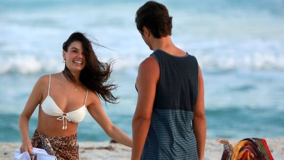 Isis Valverde curte praia em clima de romance com marido, André Resende. Fotos!