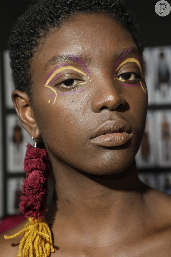 Na Borana, que desfilou na Semana de Moda de São Paulo, a maquiagem dos olhos foi feita com traços coloridos no côncavo