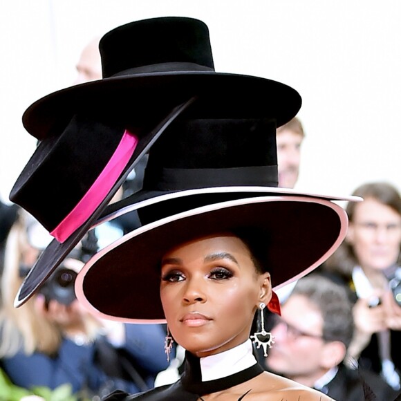 Bruna Marquezine comenta sobre Janelle Monáe com vestido criado em parceria com o designer de moda Christian Siriano: 'Amo'